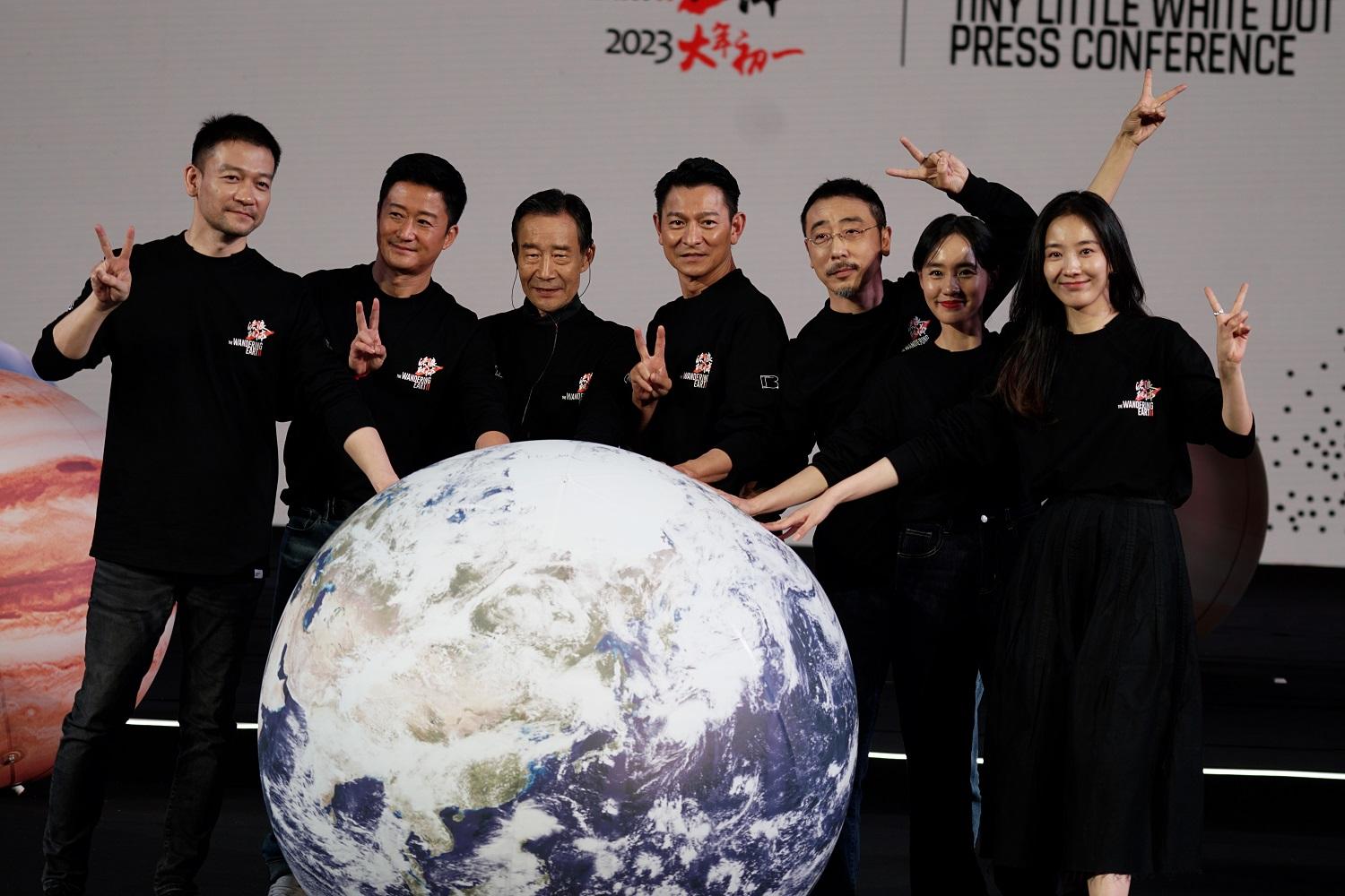 劉德華主演《流浪地球2》 負重50公斤潛水服上陣