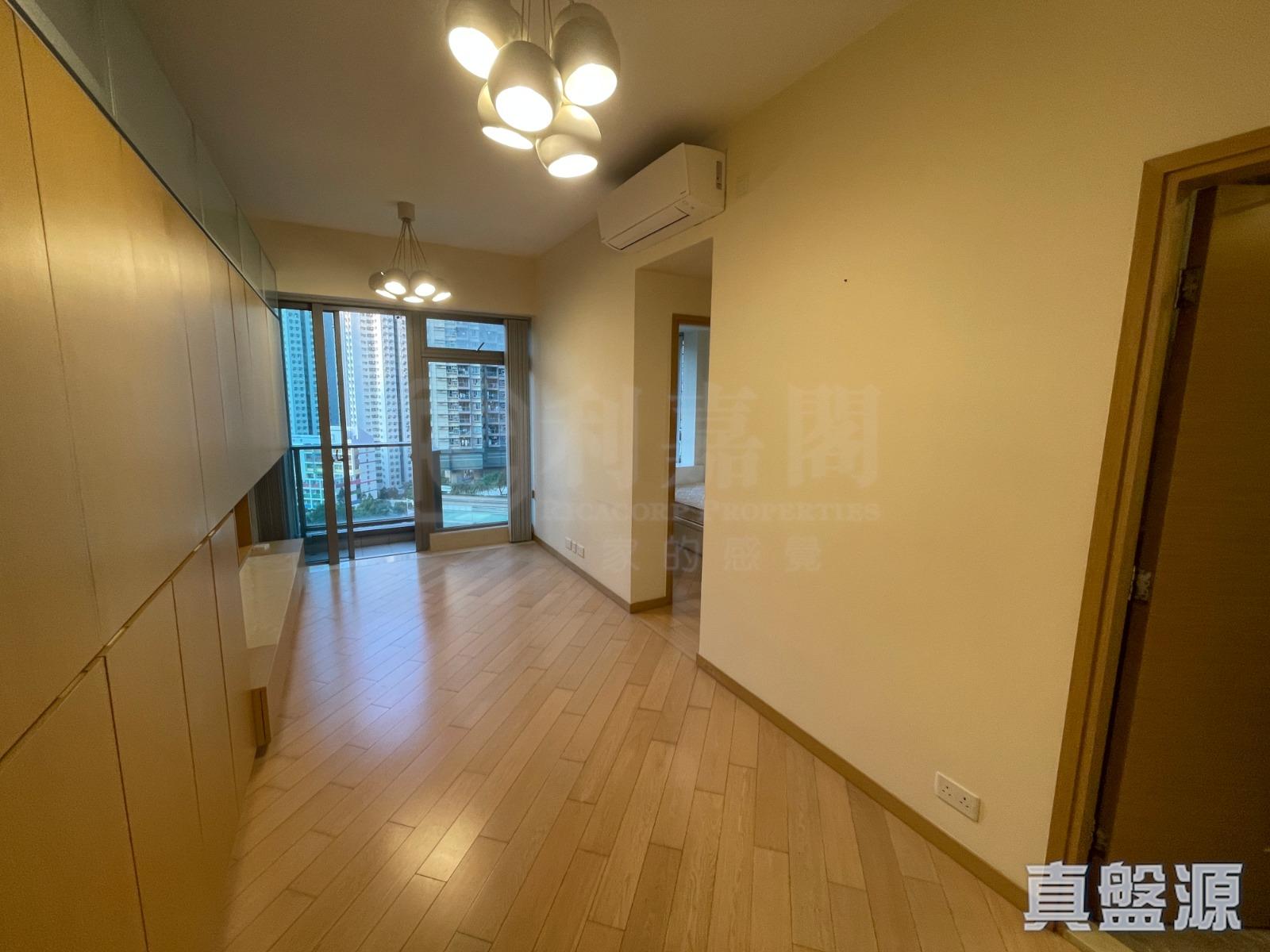 長方形開則大廳，附有露台及裝有一列置頂大櫃，整體裝修新淨。(代理提供)