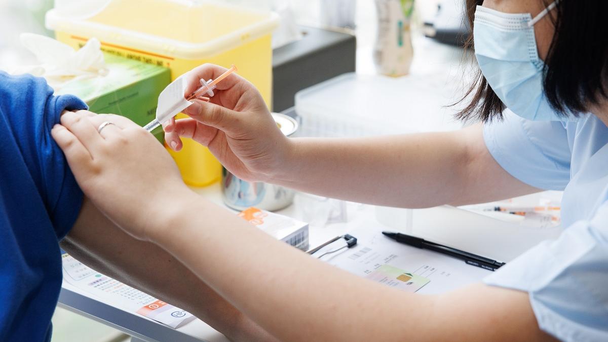 香港醫院藥劑師學會預料，港人聖誕節前可接種復必泰二價疫苗。(資料圖片／蘇文傑攝)