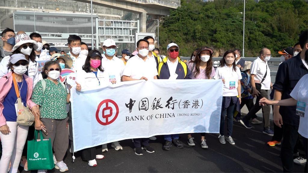 政務司司長陳國基、中銀香港法律總顧問簡慧敏與中銀員工及市民一同邁步百萬行。