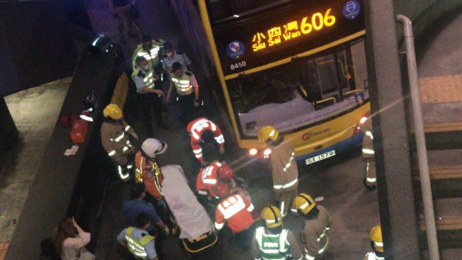 藍田12歲男童遭巴士撞倒 捲入車底受傷