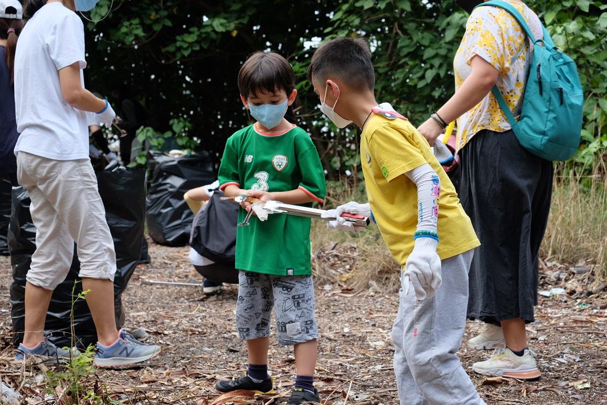 「山・灘拯救隊」早前舉辦馬蹄蟹「應援團」，透過清潔行動保育牠們的棲息地。(新地提供)