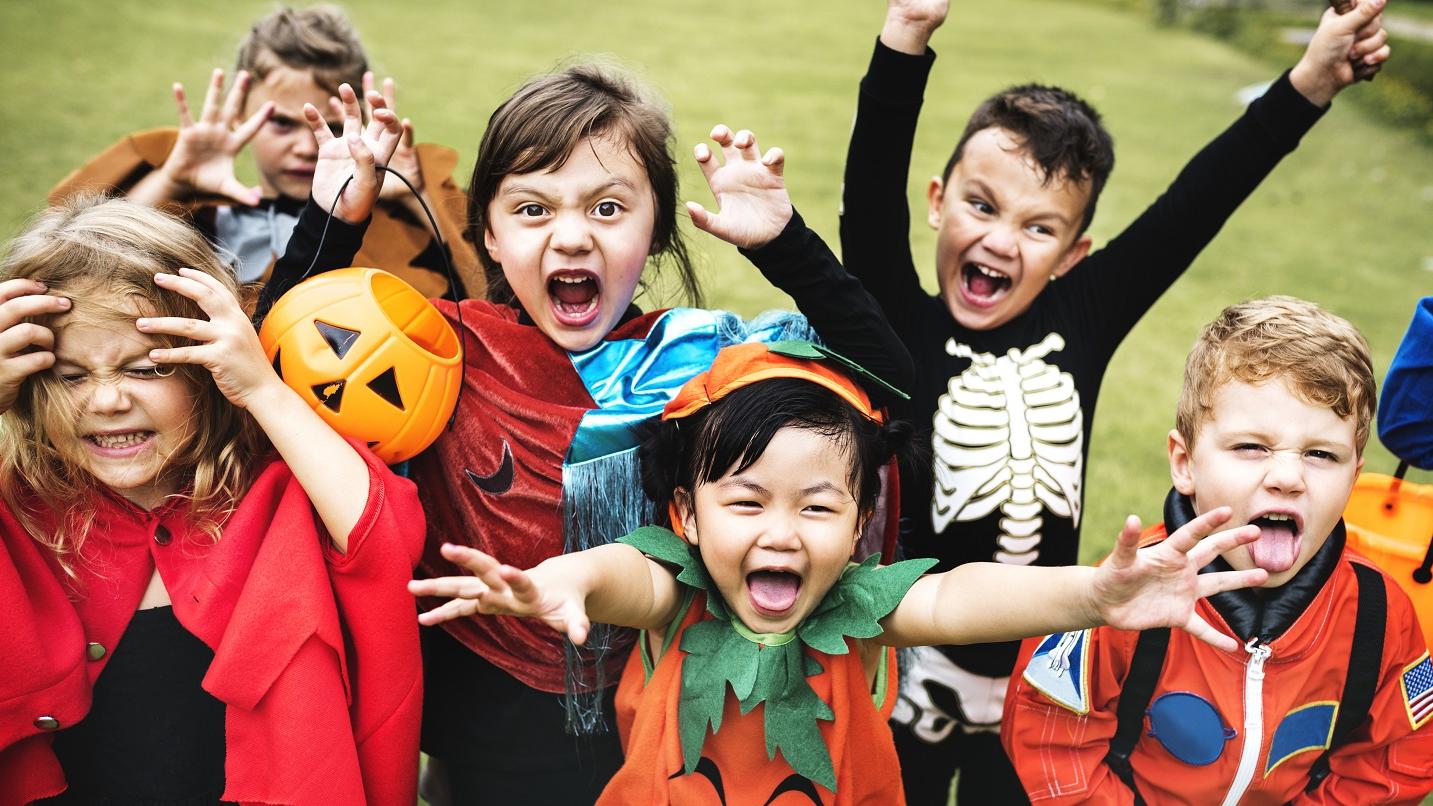 trick-or-treat是萬聖節的必做活動。