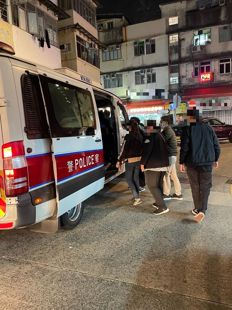 警上水搗破2麻雀賭檔，18男女被捕包括2女負責人。(警方圖片)