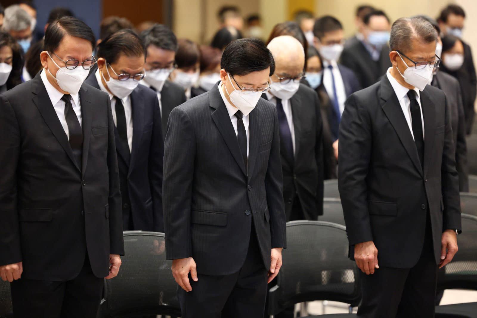 李家超聯同各主要官員及行政會議成員等，收看直播追悼江澤民。(李家超fb圖)