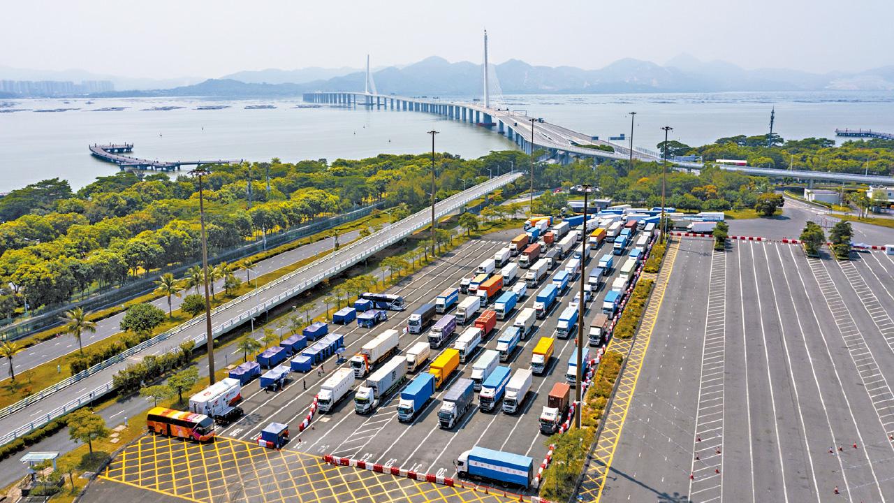 政府正全面檢視防疫措施 跨境貨運恢復「點對點」取貨