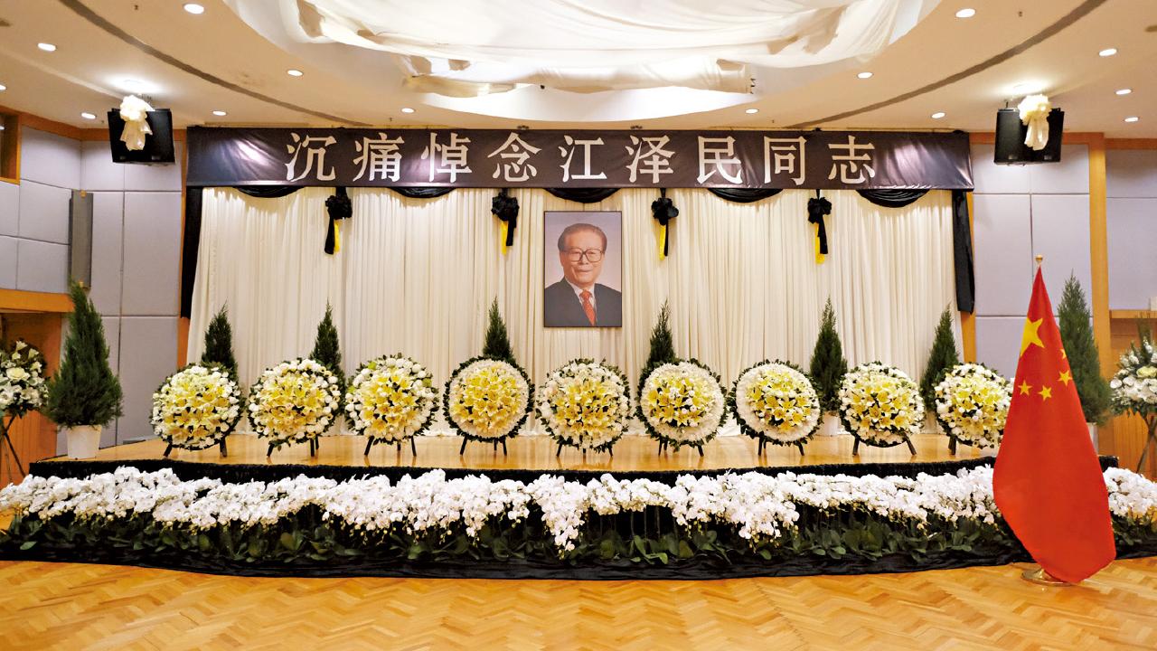 各界悼念江澤民逝世 官員議員到中聯辦弔唁