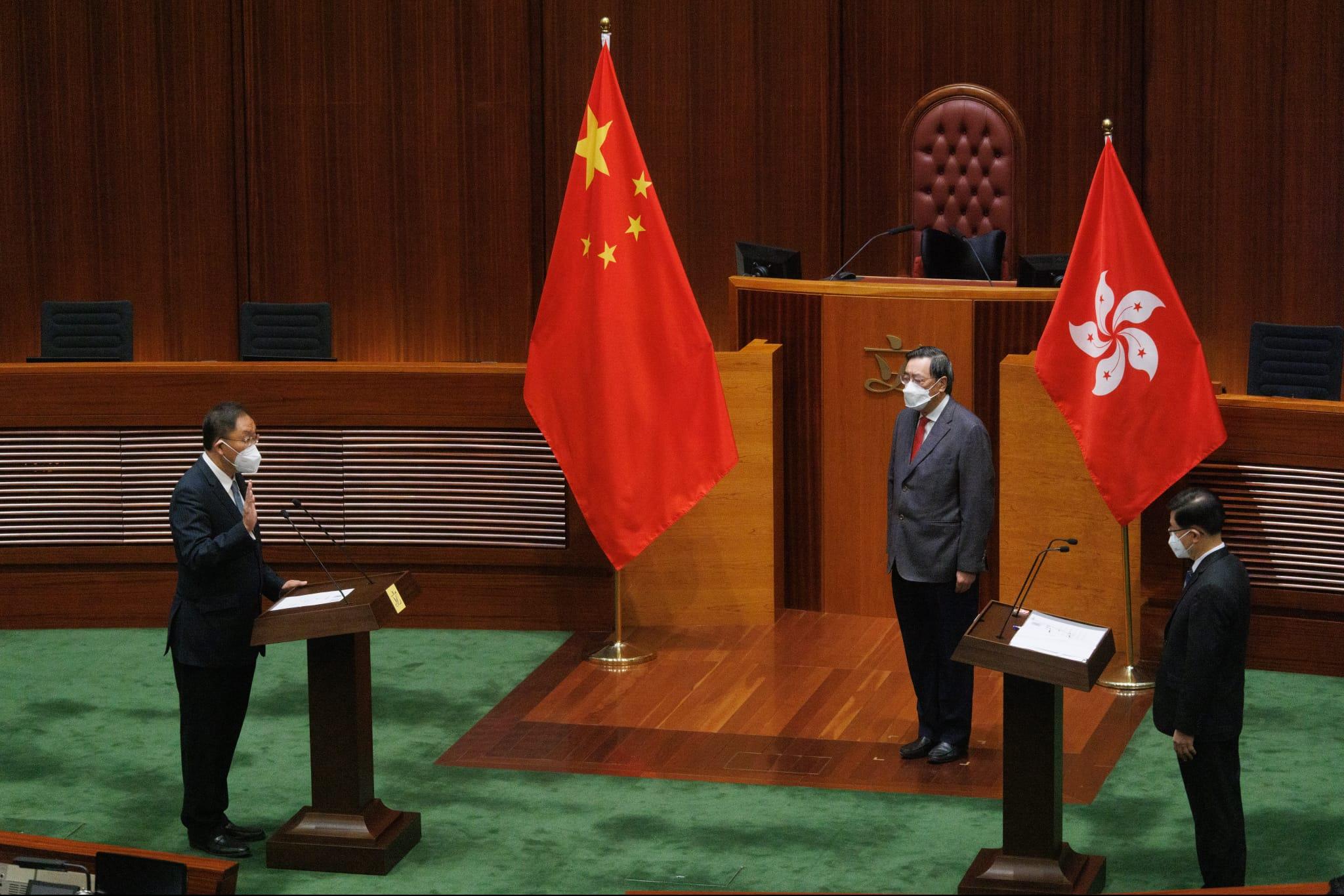 黃錦輝宣誓時「撻Q」，其後解釋因為第一次緊張。(蘇文傑攝)