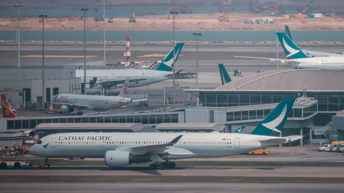 國泰航空安排機組人員「客機去、貨機返」的做法，運輸及物流局認為不符合政策原意。(資料圖片)