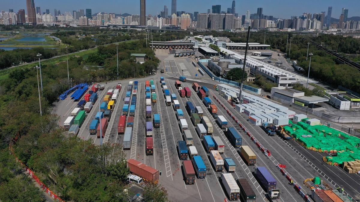 粵港跨境貨車明日起在內地可「點對點」取貨和卸貨。(資料圖片)