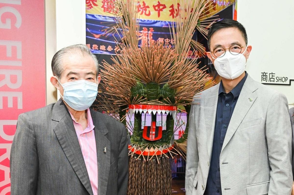 楊潤雄(右)對陳德輝(左)的離世表示哀悼和惋惜。(大坑火龍文化館FB專頁)