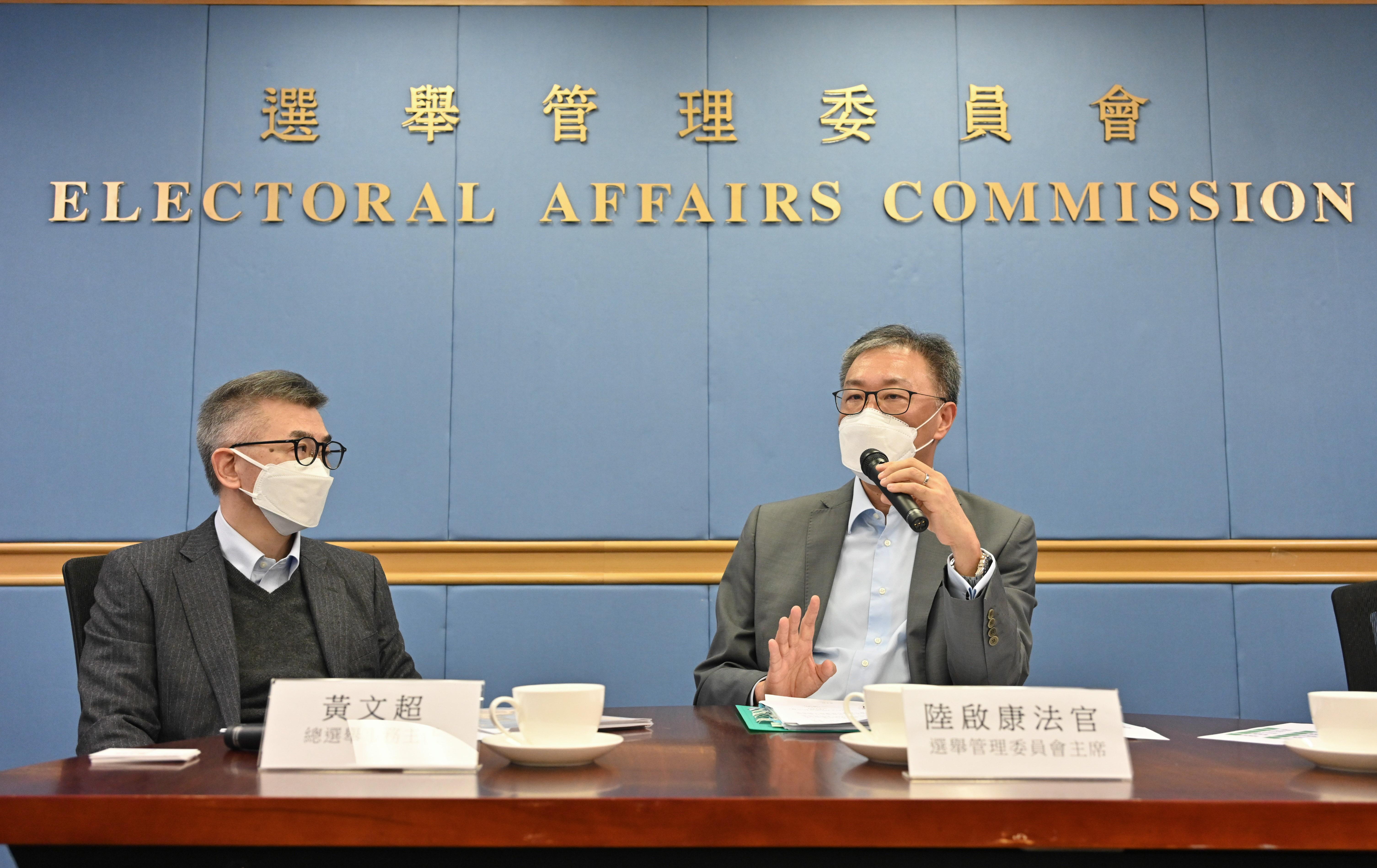 選舉管理委員會主席陸啟康。(右)