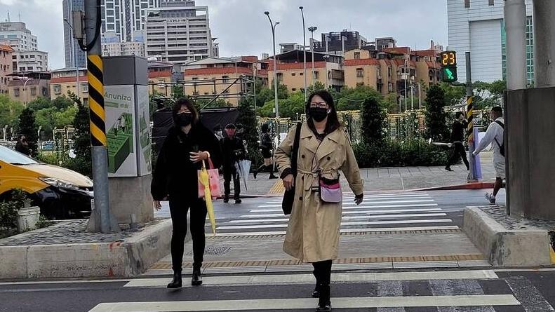 台灣解除戶外口罩令 民眾繼續戴口罩：沒戴好像沒穿衣服