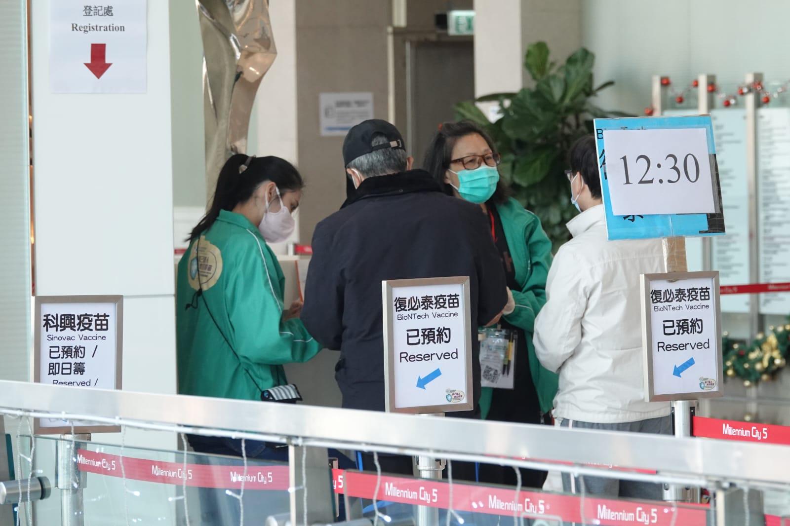 本港市民接種疫苗。(陳奕釗攝)