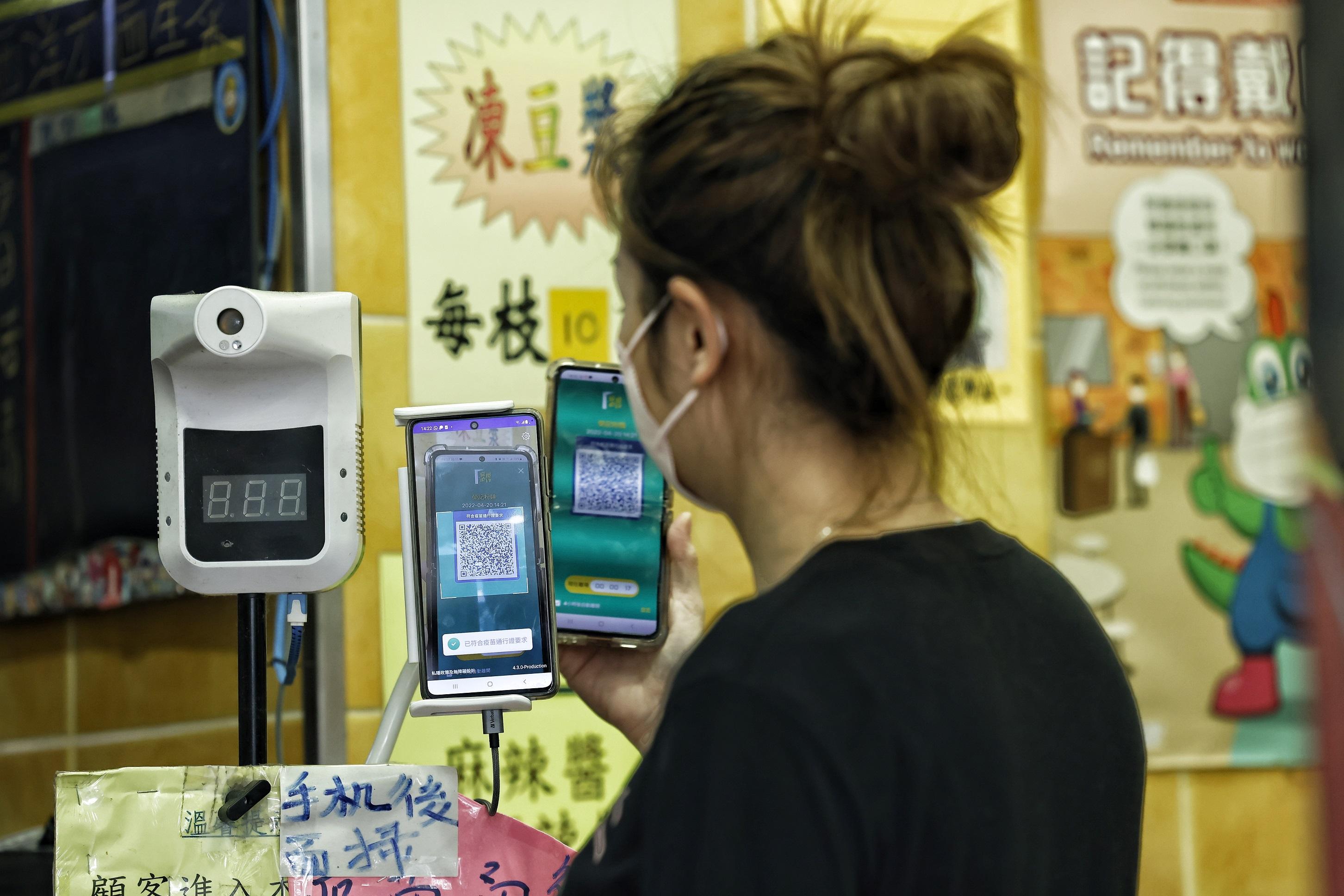 防疫措施適時調整 免檢通關振興經濟