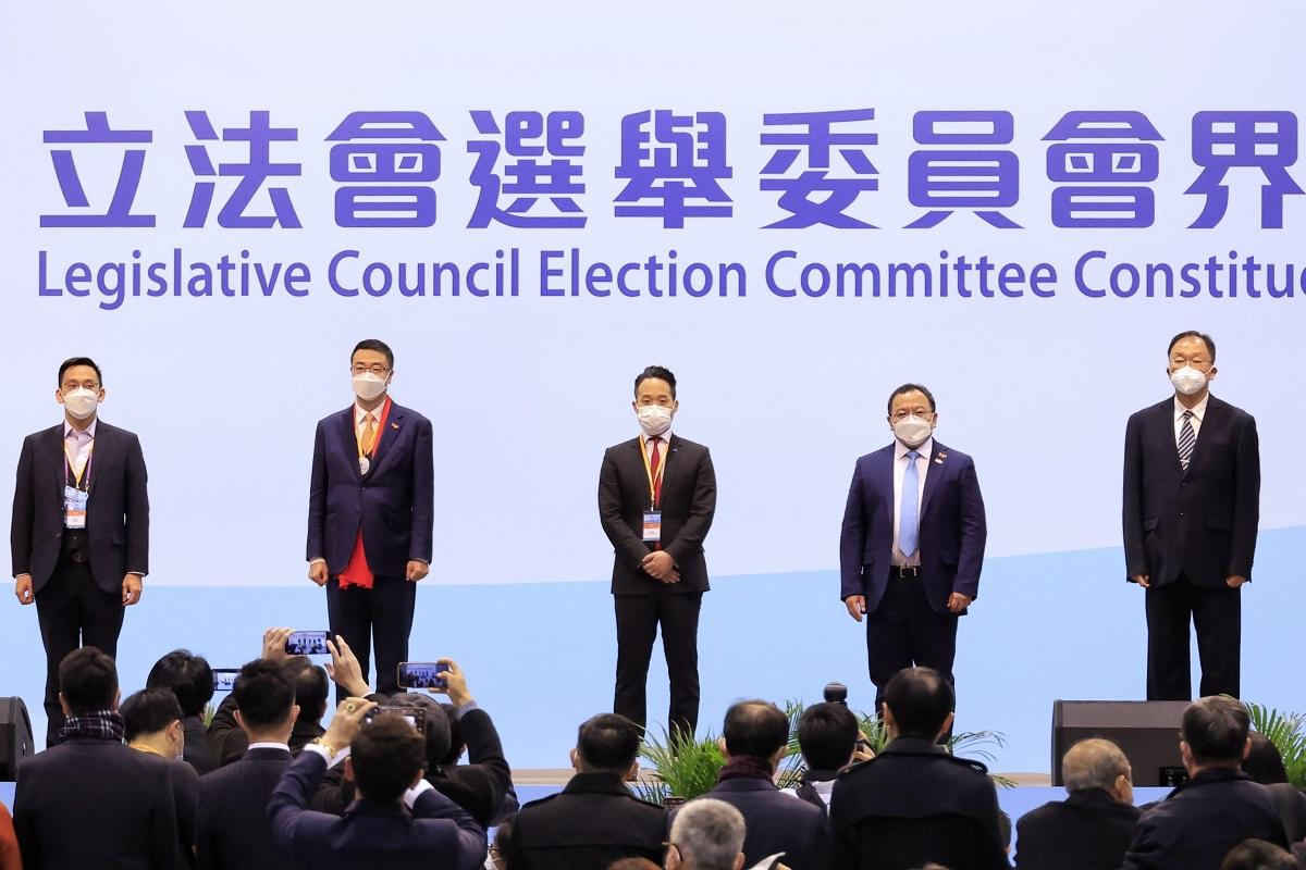 今次立法會補選由6人競逐4個議席，最終由黃錦輝(左五)、陳永光(左四)、何敬康(左三)和尚海龍(左二)當選。(中通社)
