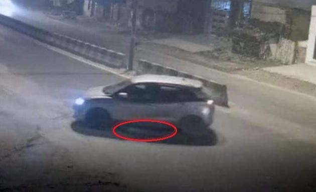 閉路電視拍到肇事私家車車底下疑卡住受害女子(紅圈示)。(互聯網)