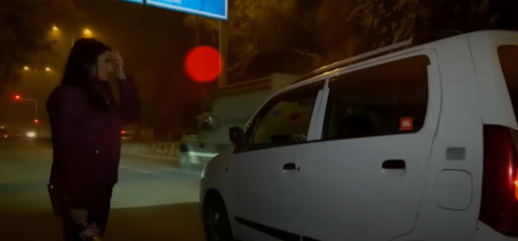 女記者深夜站在德里街頭，了解夜歸女性的人身安全情況。(互聯網)