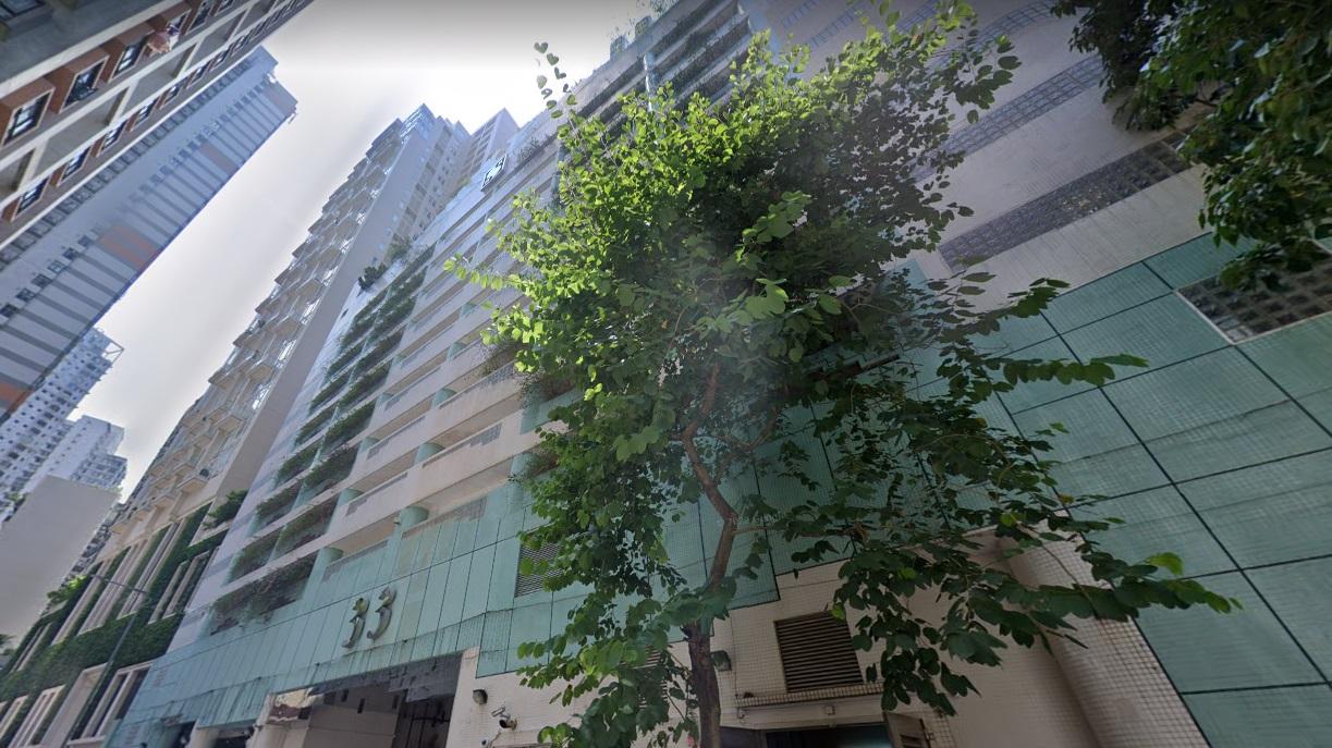 西半山干德道承德山莊一個在27年前買入的中層單位，新近以1,700萬元連車位易主，原業主帳面大賺1,020萬元離場。