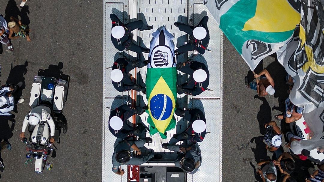 比利長眠故鄉，民眾夾道送別靈車。(Twitter)