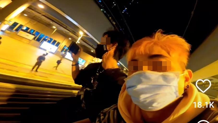 屯門2青年玩Parkour跳上輕鐵車頂拍夜景，港鐵：已報警。(IG)