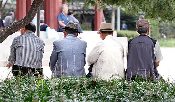 南韓料2025年成為「超級老齡社會」，惟40%老年人無法退休。(資料圖片)