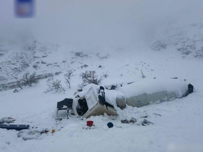 西藏雪崩增至9死。