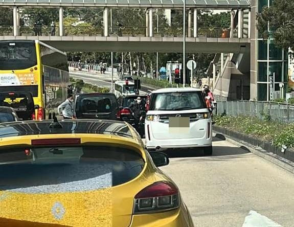 大圍紅梅谷路多車相撞。(香港突發事故討論區fb圖)