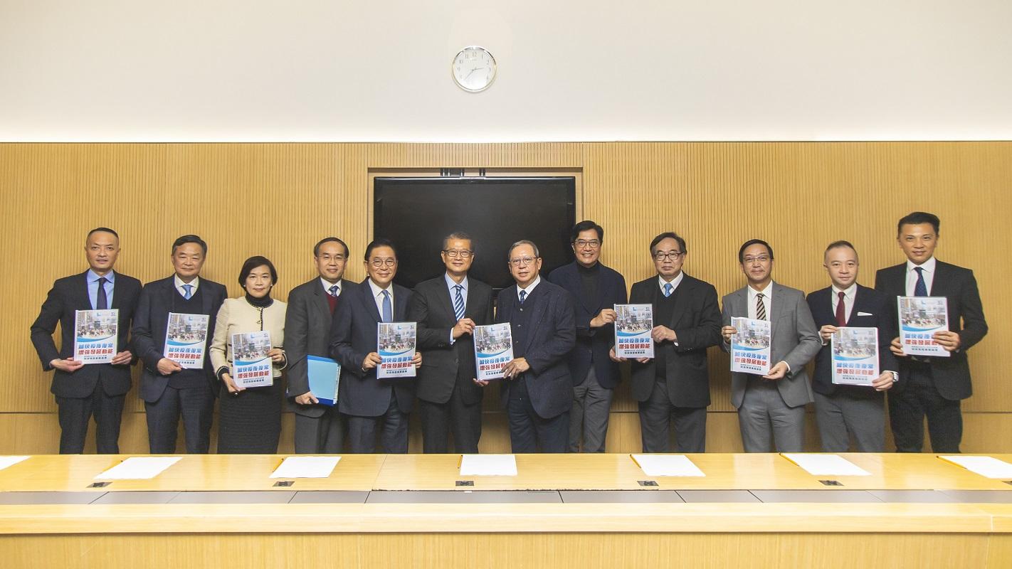 經民聯立法會議員今日向陳茂波(左六)，就《財政預算案》提出過百項建議。(經民聯提供)