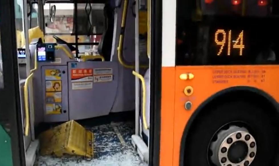 灣仔有男子向新巴車門投擲膠菜籃  巴士車門玻璃粉碎