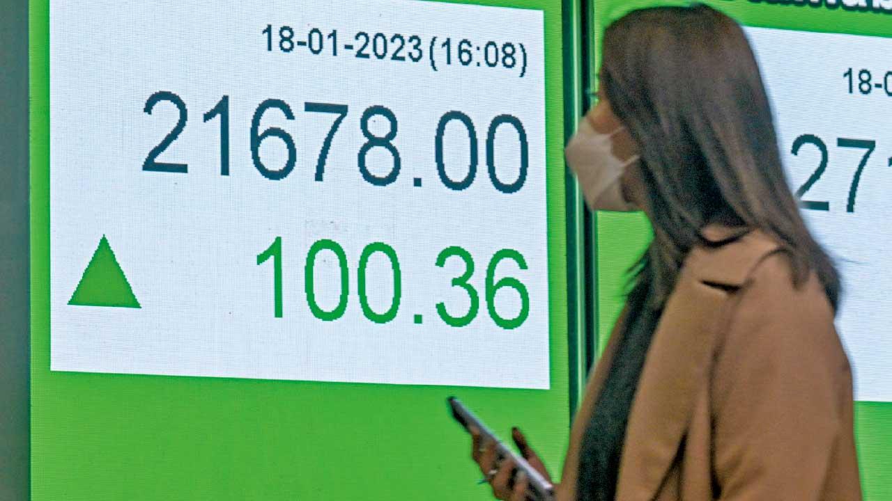 收爐部署｜港股乏方向 資金先對沖 大戶長假前夕 炸科指ETF