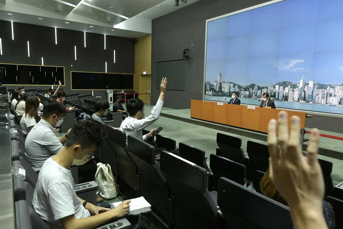 政府一般會將主要訊息再經其他途徑發放，包括安排官員接受採訪。(資料圖片)