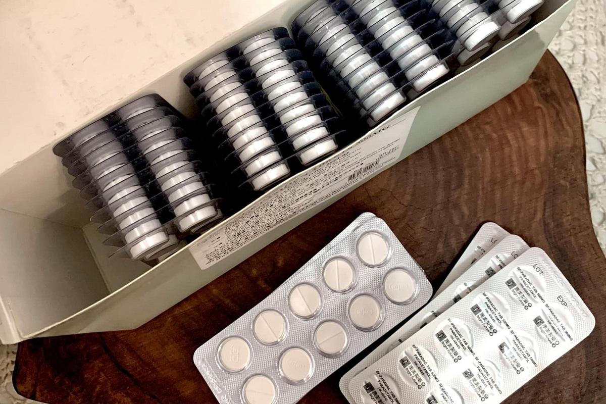 有筲箕灣街坊免費向有需要的網友，派發近50排撲熱息痛藥物。(網民Saffron Wong@FB群組組「筲箕灣西灣河關注組」)