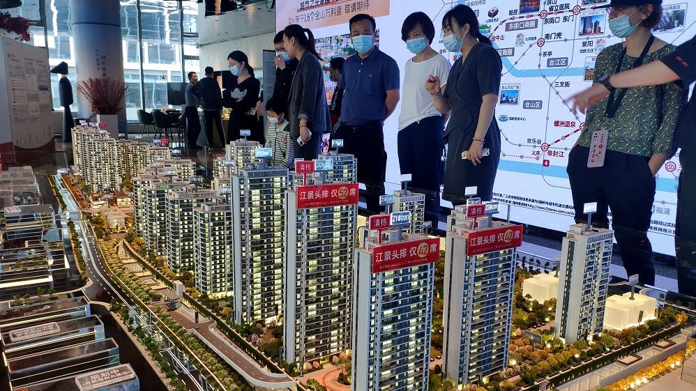 孟曉蘇認為，中國居民去年存款增加15萬億人民幣，只要拿出其中三分一來買樓，中國經濟就能順利恢復。(互聯網)