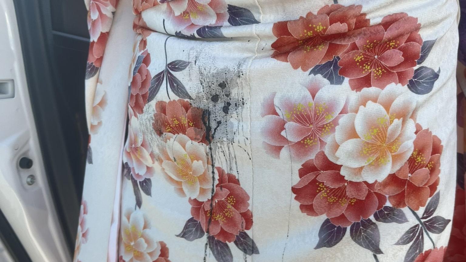 有人在成人禮上向穿振袖的少女潑墨。(網上圖片)