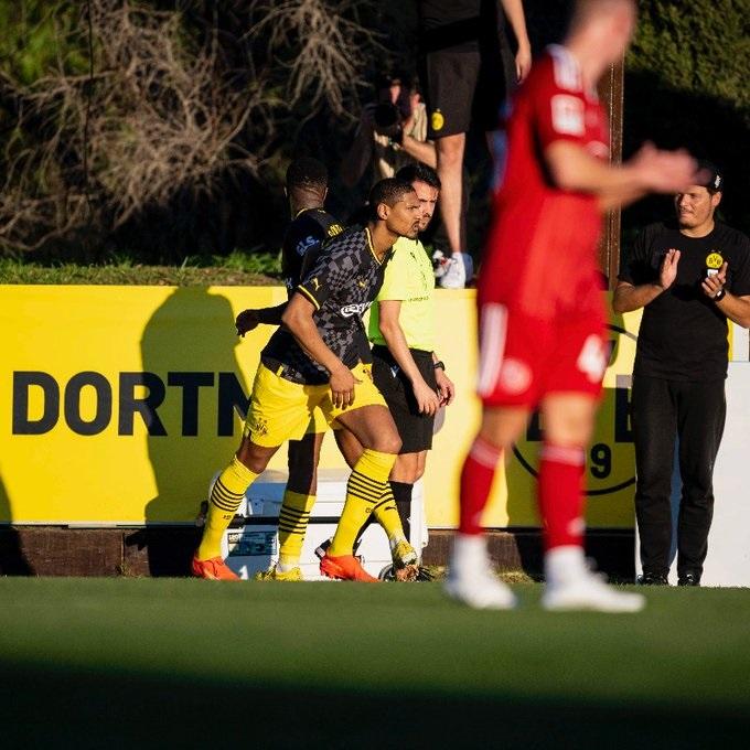 早前患睪丸癌的賀拿，半年後為多蒙特在友賽上陣。(Twitter圖片)