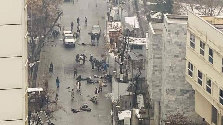 阿富汗外交部外發生自殺式炸彈爆炸。(Twitter圖片)