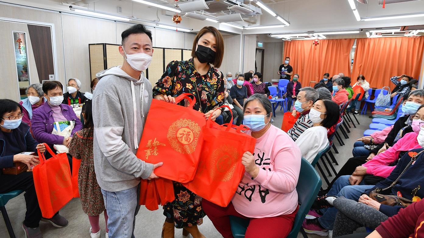 南豐集團與「友」同樂義工探訪 轉贈利是封掛曆 惜物顯關愛