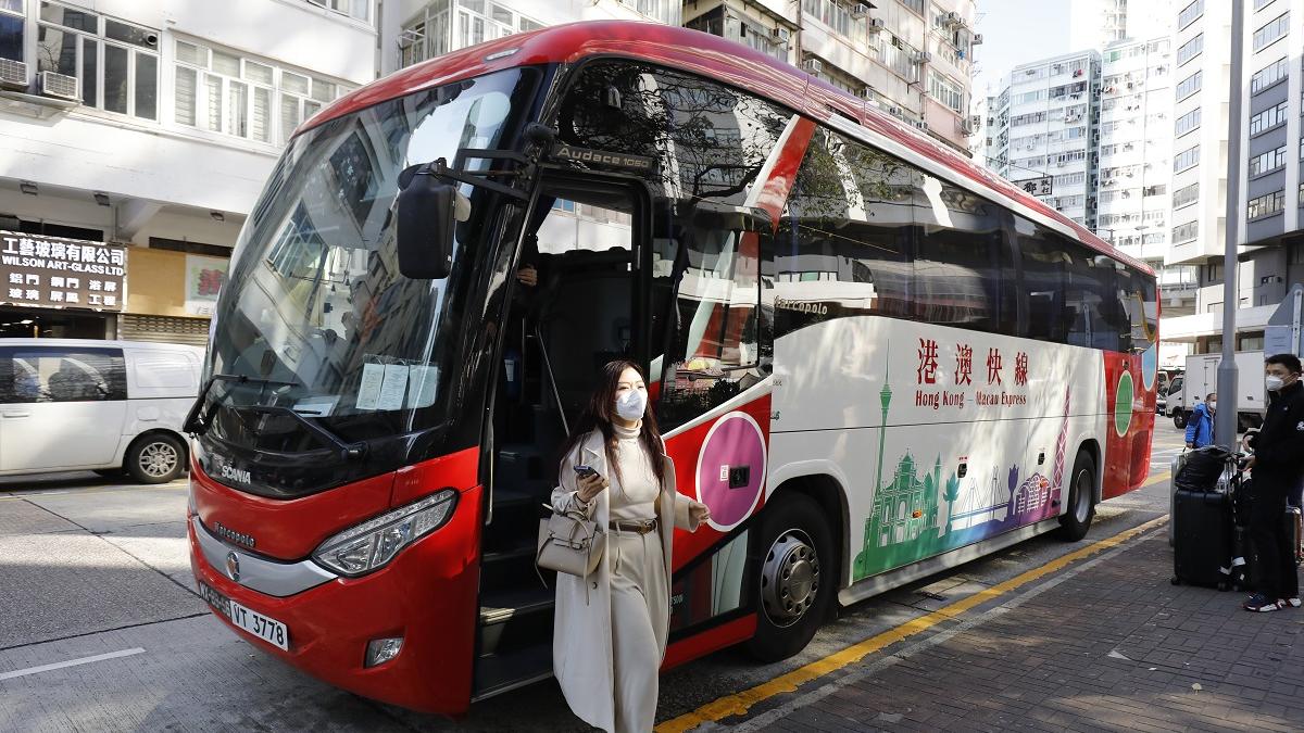 陳宗彝稱，短期內有逾100輛跨境巴士可投入服務，但同時希望政府資助維修，應付下一階段通關。(資料圖片／林俊源攝)