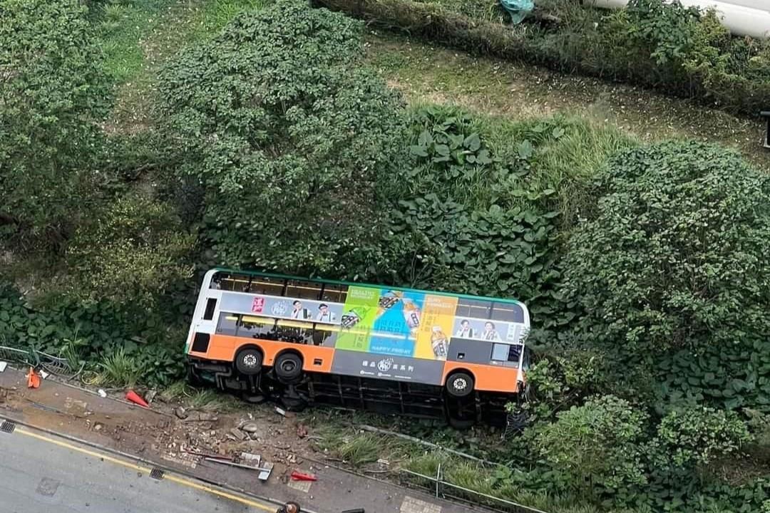 一輛796P線新巴元旦日在將軍澳翻側，幸未有造成嚴重傷亡。(網上圖片)