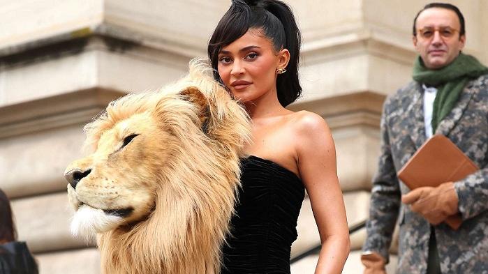 巴黎時裝周開幕 Kylie Jenner獅頭裙遭抨擊