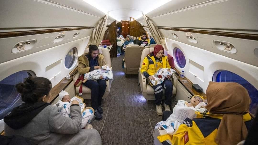 土耳其地震，土搜救隊救出16新生嬰兒，總統派專機護送首都照顧。(Twitter)