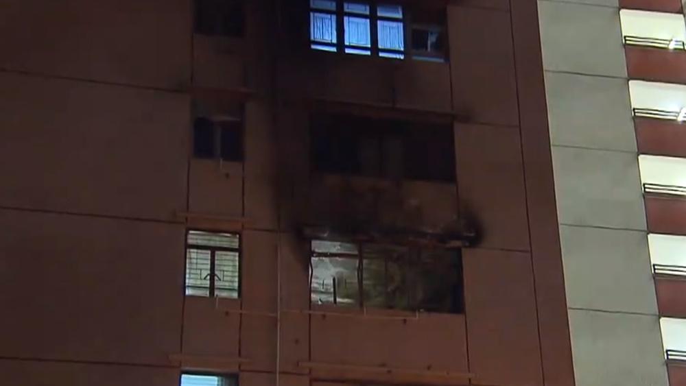 石籬邨單位起火無人受傷，獨居男住戶涉縱火被捕。(電視截圖)