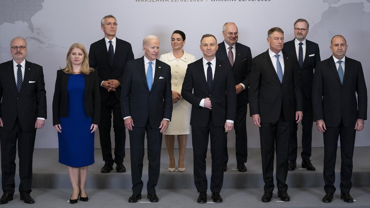 拜登結束外訪前，與東歐9國領袖舉行峰會。(AP)