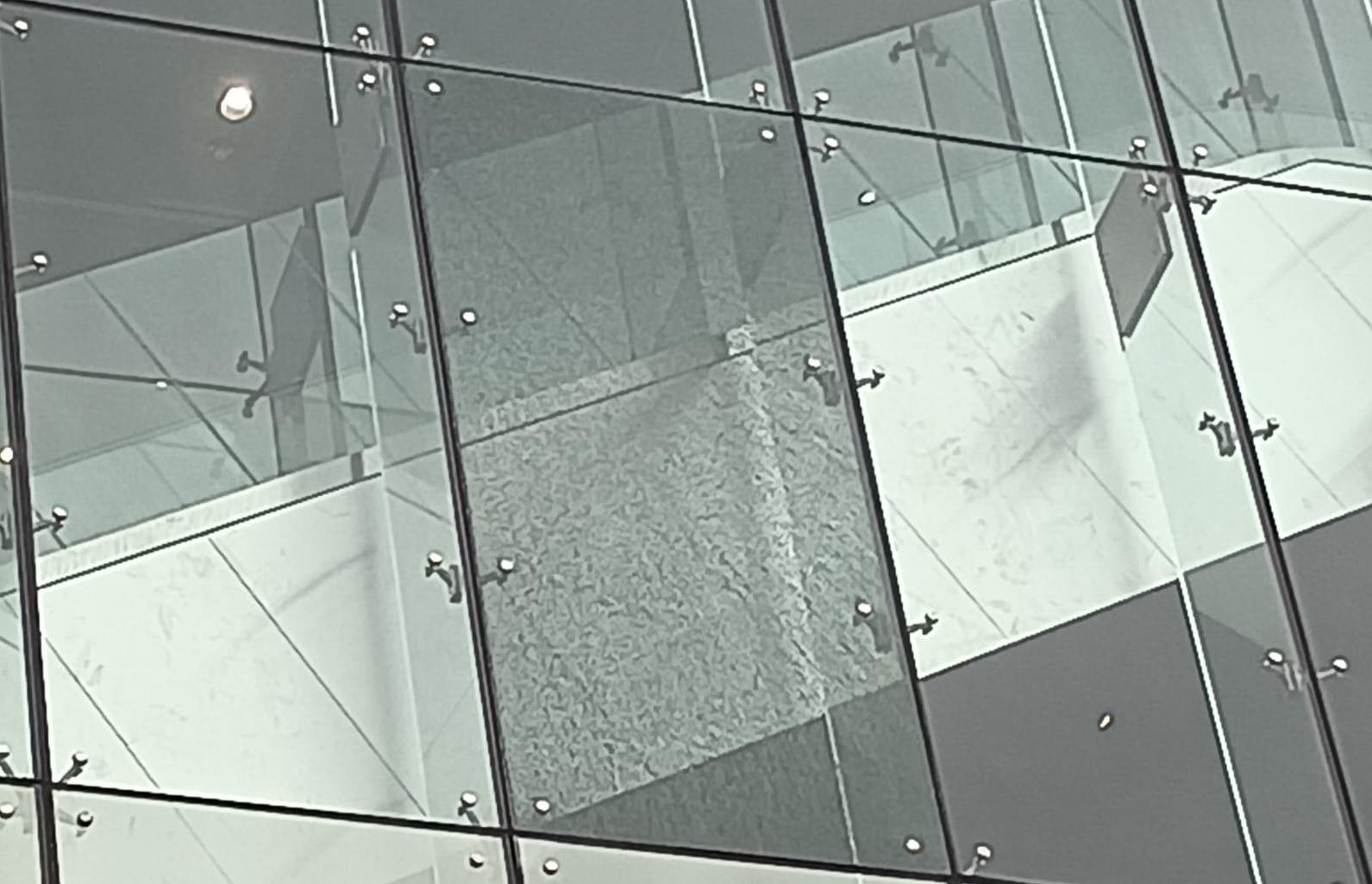 西九龍法院大樓玻璃幕牆損毀