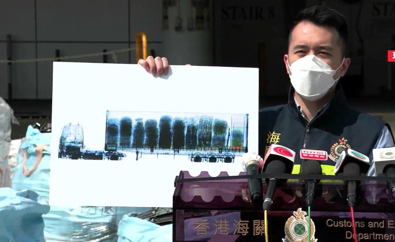 海關以Ｘ光檢查當中兩個貨櫃，發現與報稱載有鋁合金不符。(海關fb直播截圖)