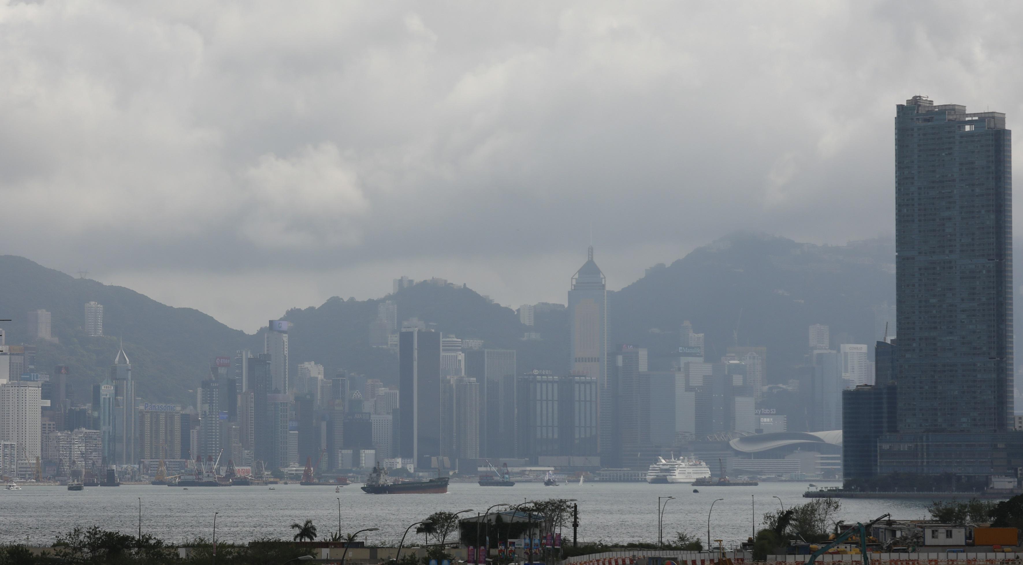 本港去年空氣質素屬十年內最佳，多項污染指數仍超世衞標準。