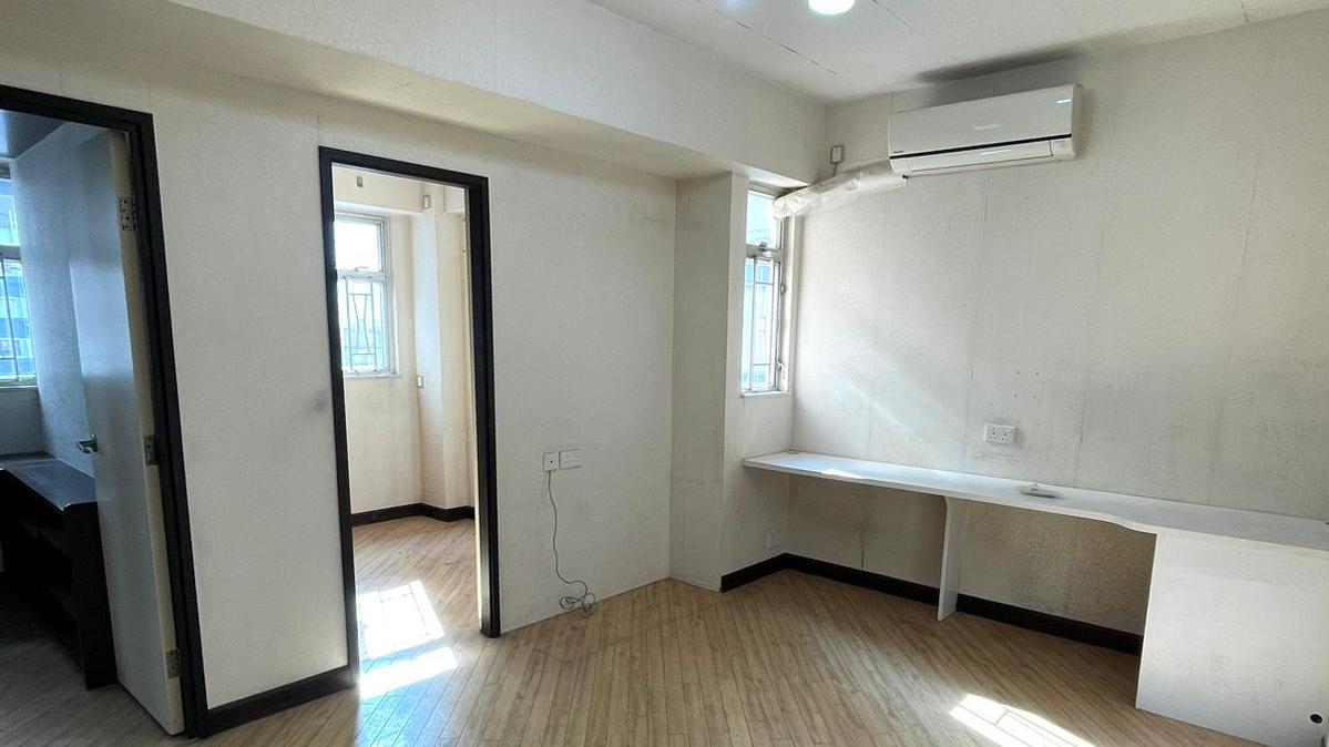 單位窗戶多，室內光線充裕。