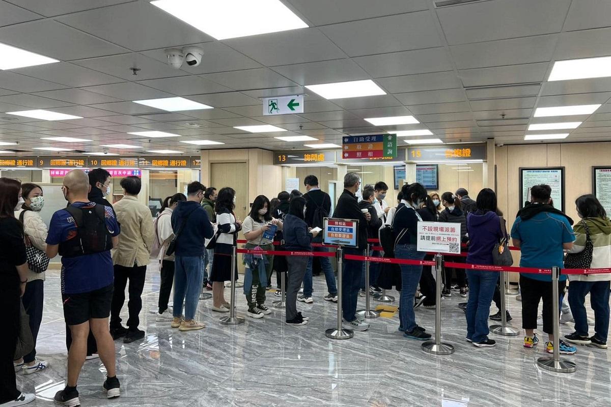 中旅證件服務今日加開港島中心，協助要到內地考察的公社科師生辦理回鄉證。(蔡若蓮FB)