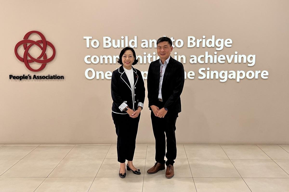 麥美娟(左)抵達新加坡後，與人民協會總執行理事長卓榮能(右)會面。(政府新聞處)